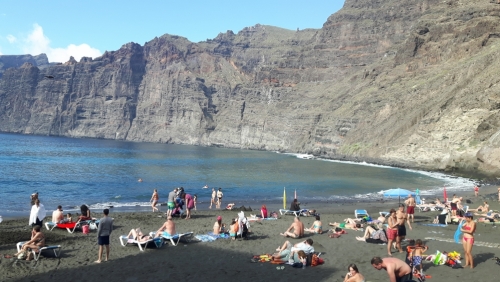 Plaja la poalele Los Gigantes